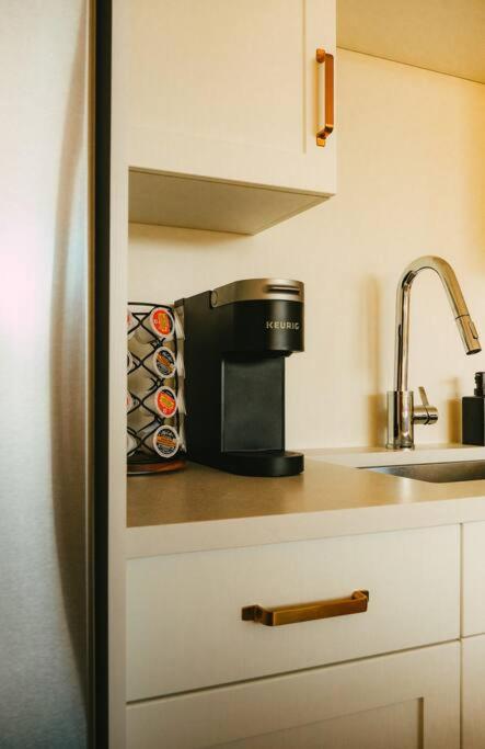 NEW Cozy Downtown Halifax Loft Free Parking