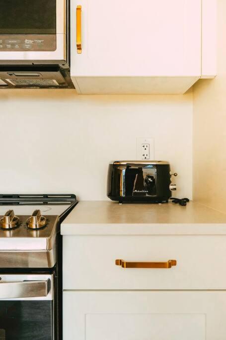 NEW Cozy Downtown Halifax Loft Free Parking