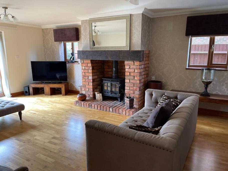 Spacious Home, 6 large bedrooms, full sky package, sleeps 14 view 3