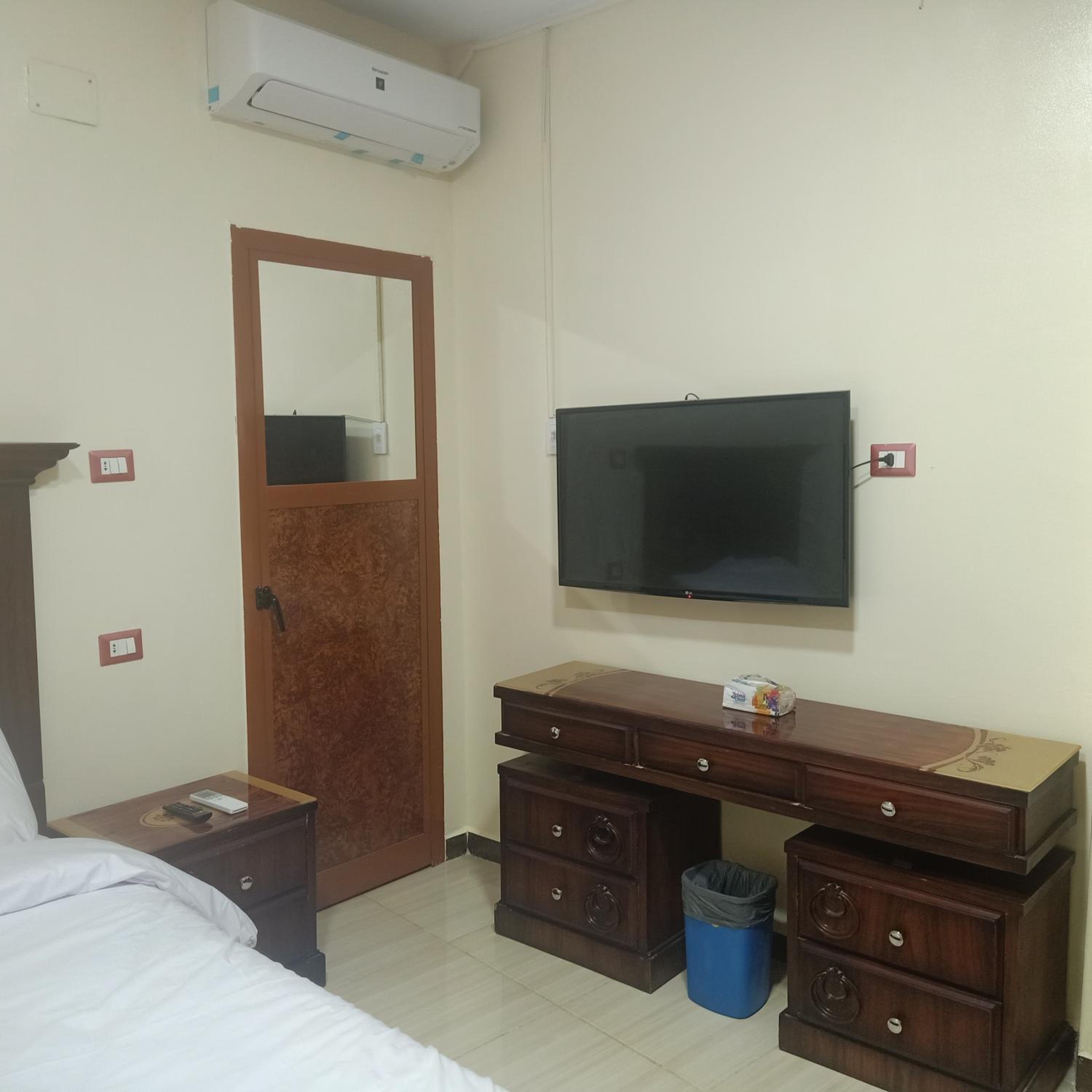 Fares pyramids Hostel