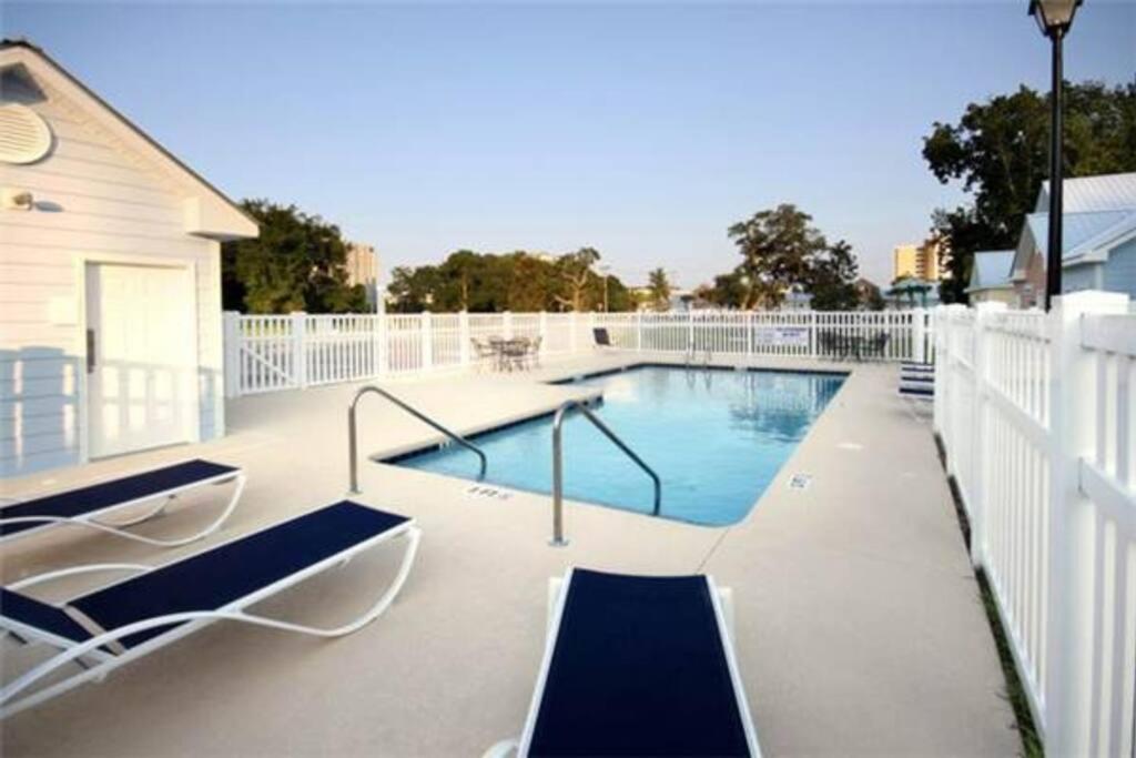 Comfortable 2-BR Cottage, 2 Blocks To Beach view 5