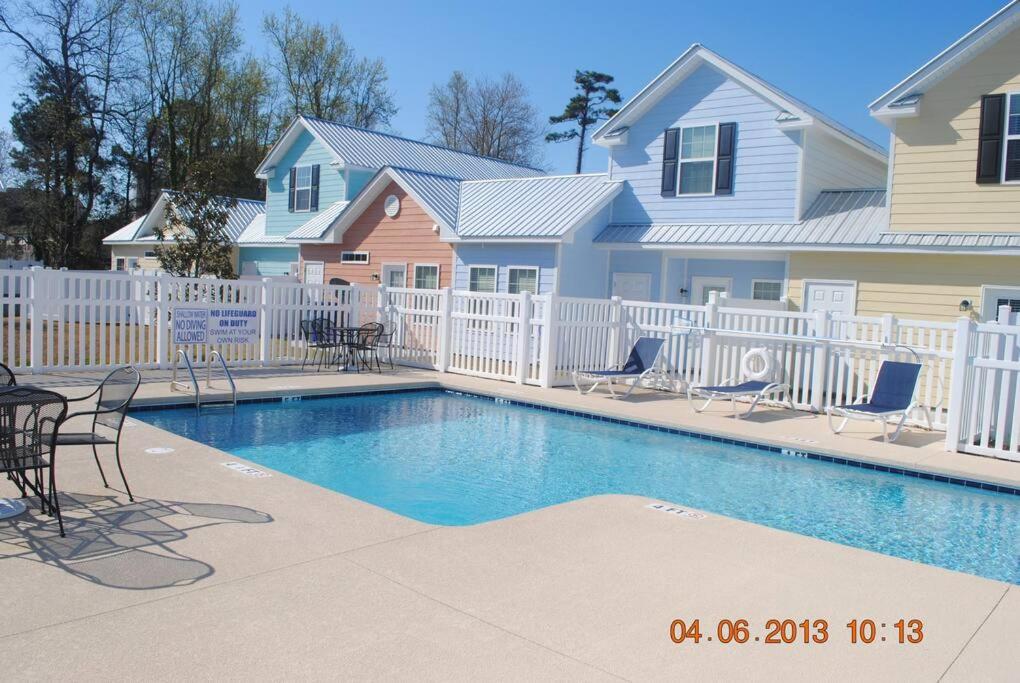 Comfortable 2-BR Cottage, 2 Blocks To Beach view 4