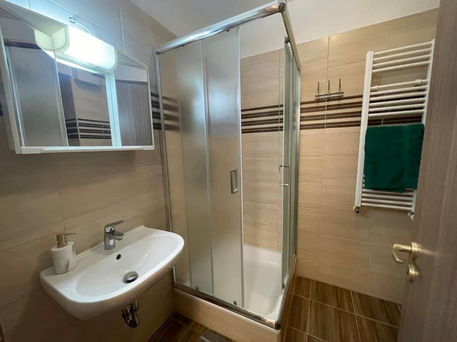 Zeenat Apartment with Balcony and Parking view 2