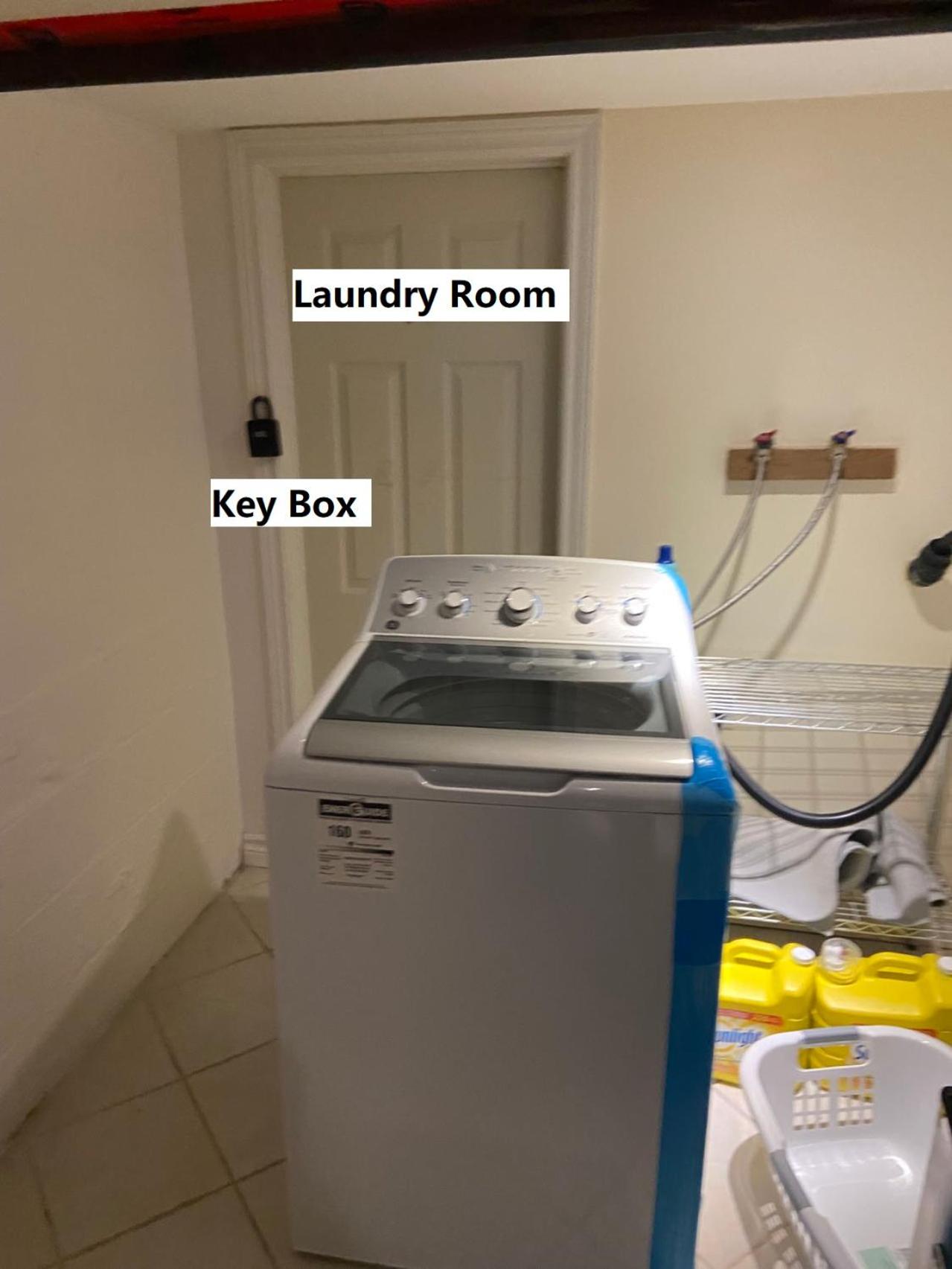 BASEMEWNT Room with private bathroom 36C