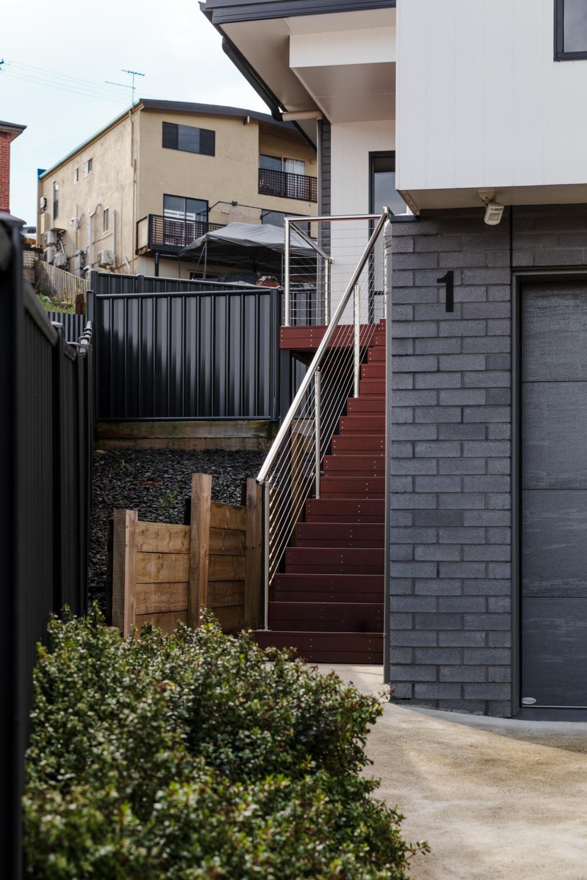 The Crescent, a modern townhouse near LGH & parks