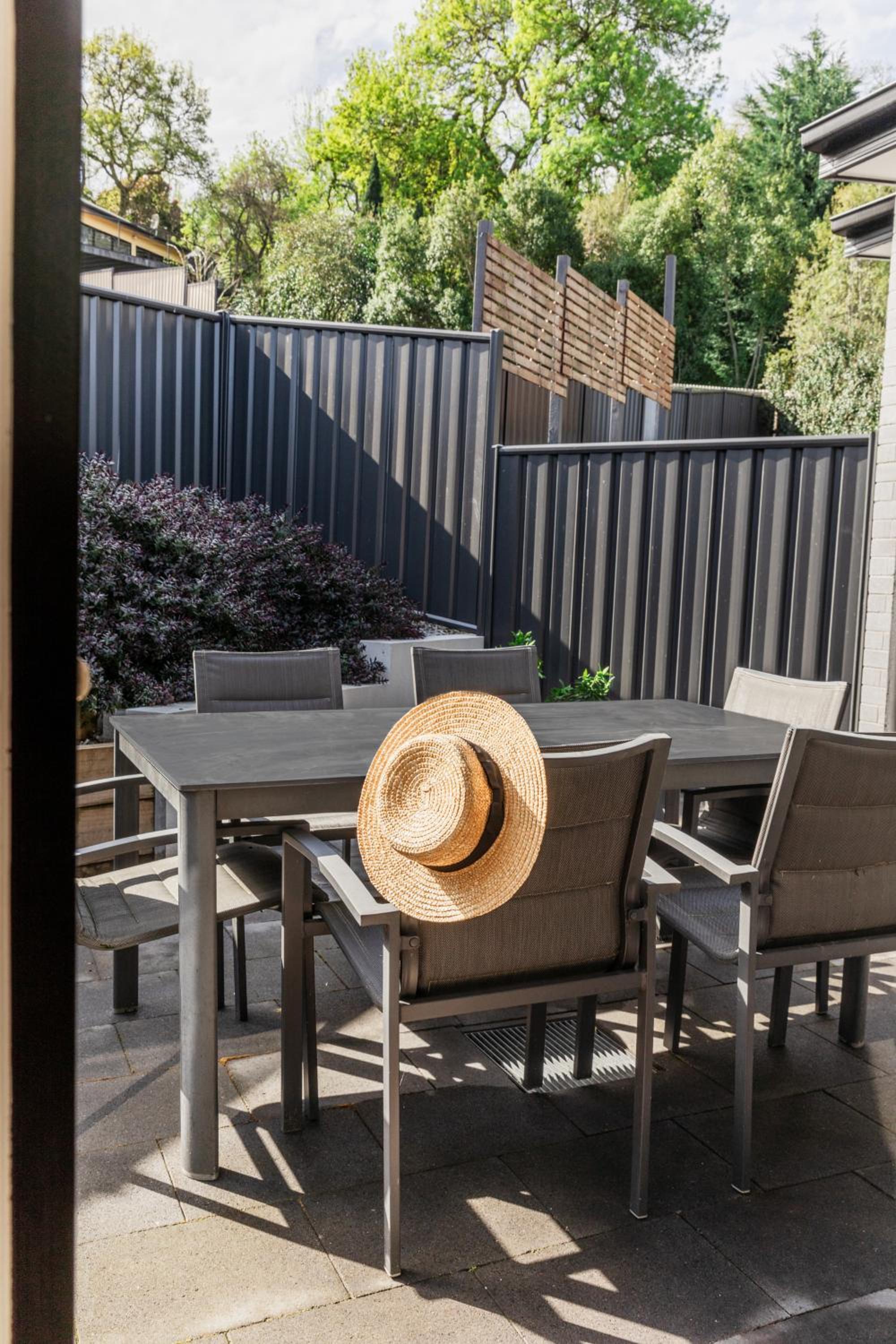 The Crescent, a modern townhouse near LGH & parks