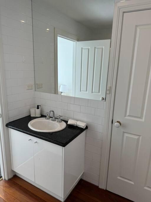 Spacious Middle Park Townhouse, Sleeps 6, Bayside