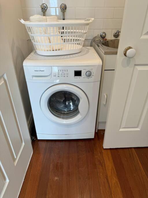 Spacious Middle Park Townhouse, Sleeps 6, Bayside