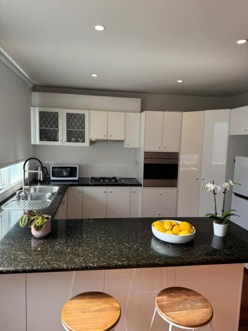 Spacious Middle Park Townhouse, Sleeps 6, Bayside