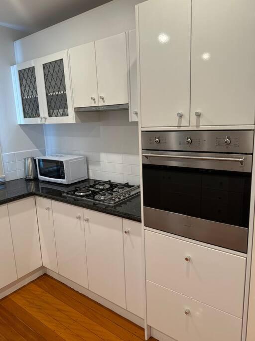 Spacious Middle Park Townhouse, Sleeps 6, Bayside