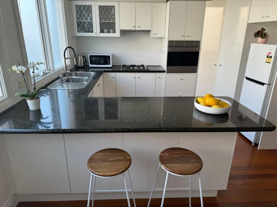 Spacious Middle Park Townhouse, Sleeps 6, Bayside