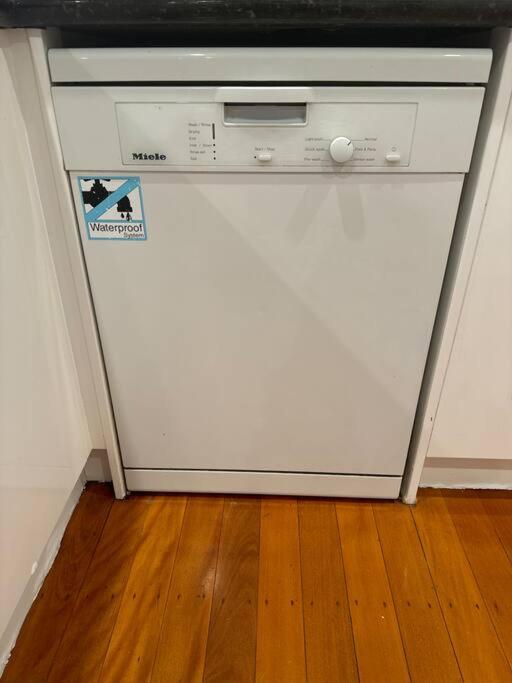 Spacious Middle Park Townhouse, Sleeps 6, Bayside