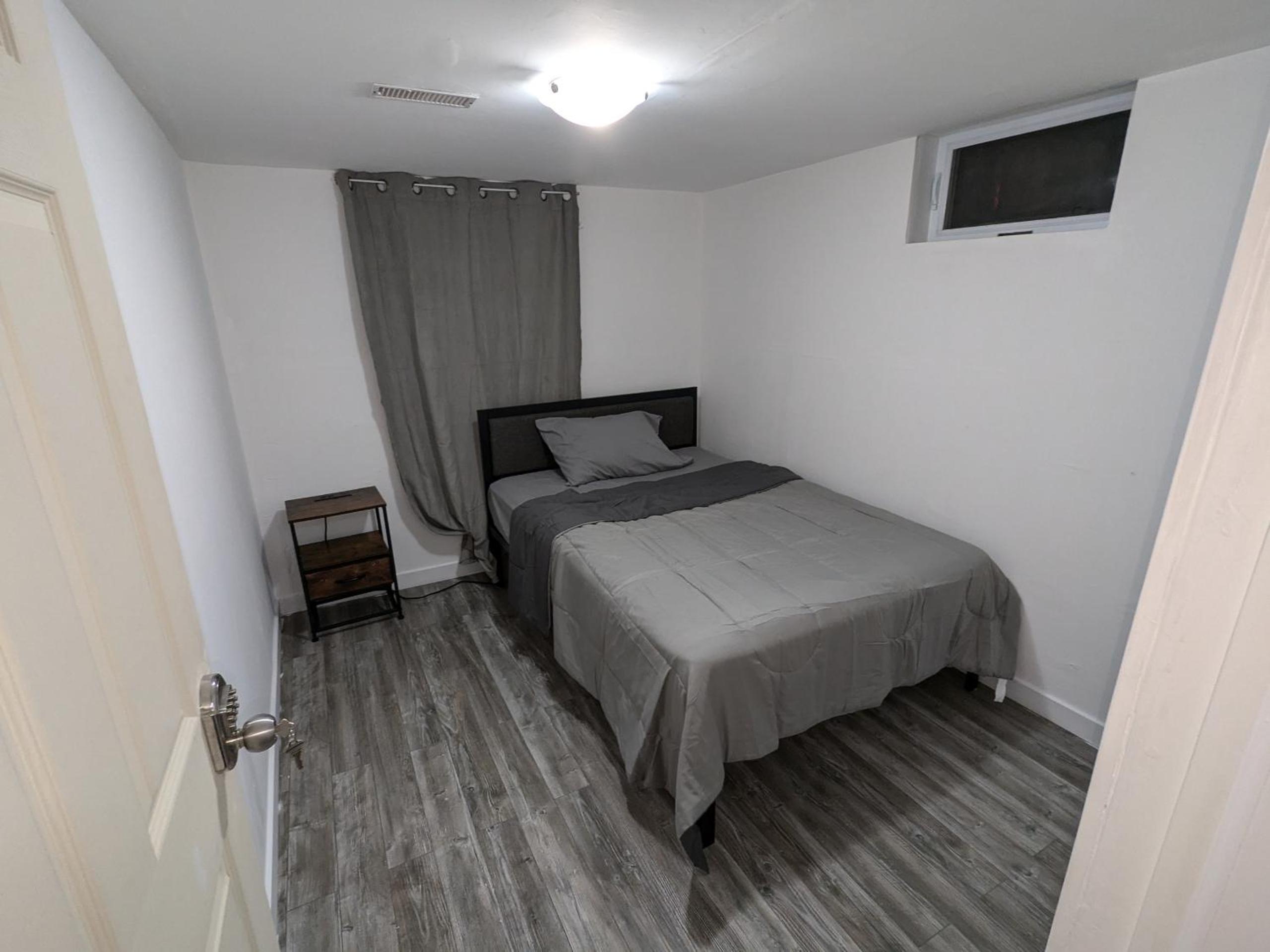 Fully furnished freshly renovated rooms ideal for students, workers and travellers in the neighbourhood of Ottawa-Gatineau
