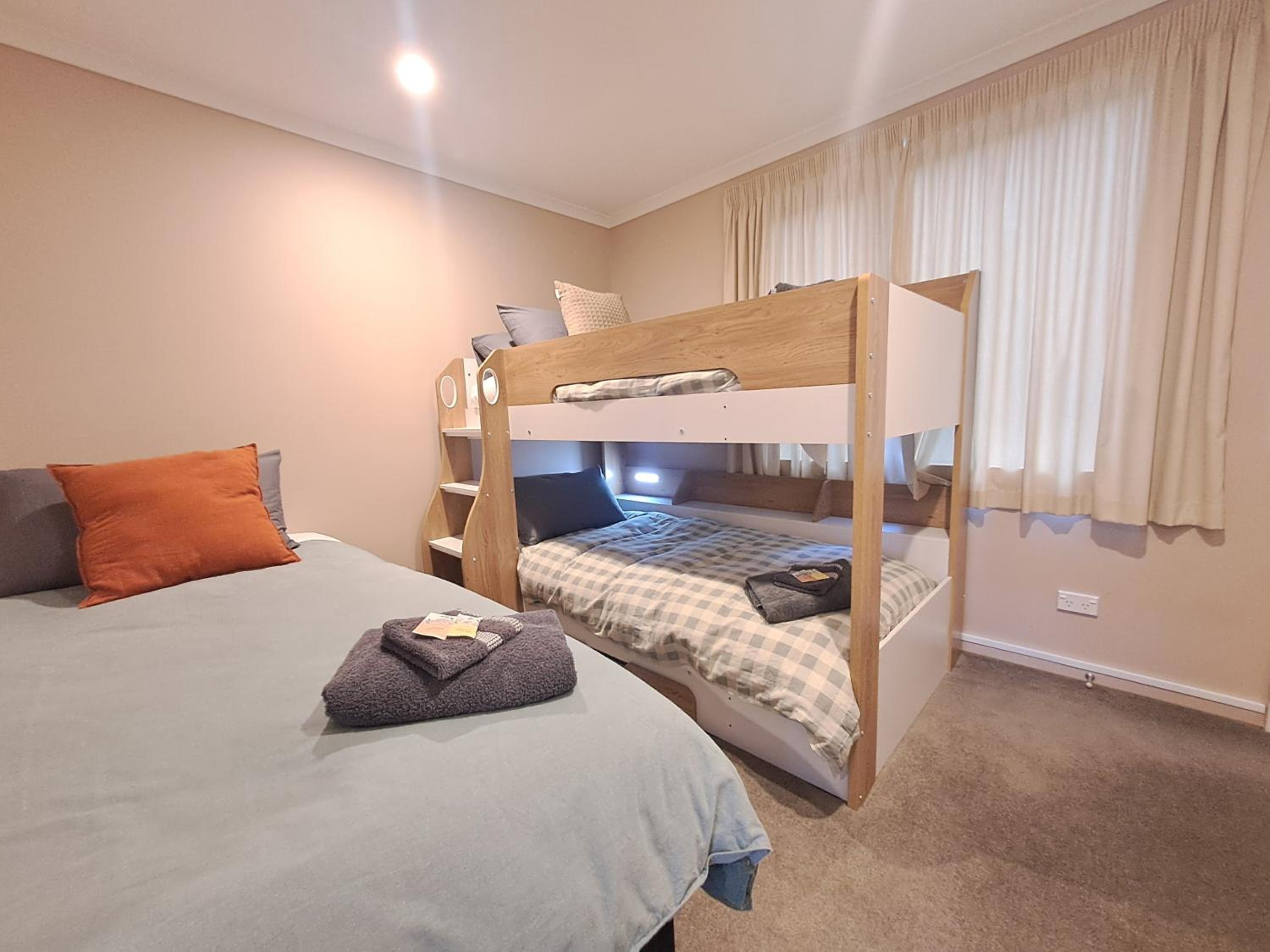 Stylish City Pad Luxe, Comfy, Central view 4