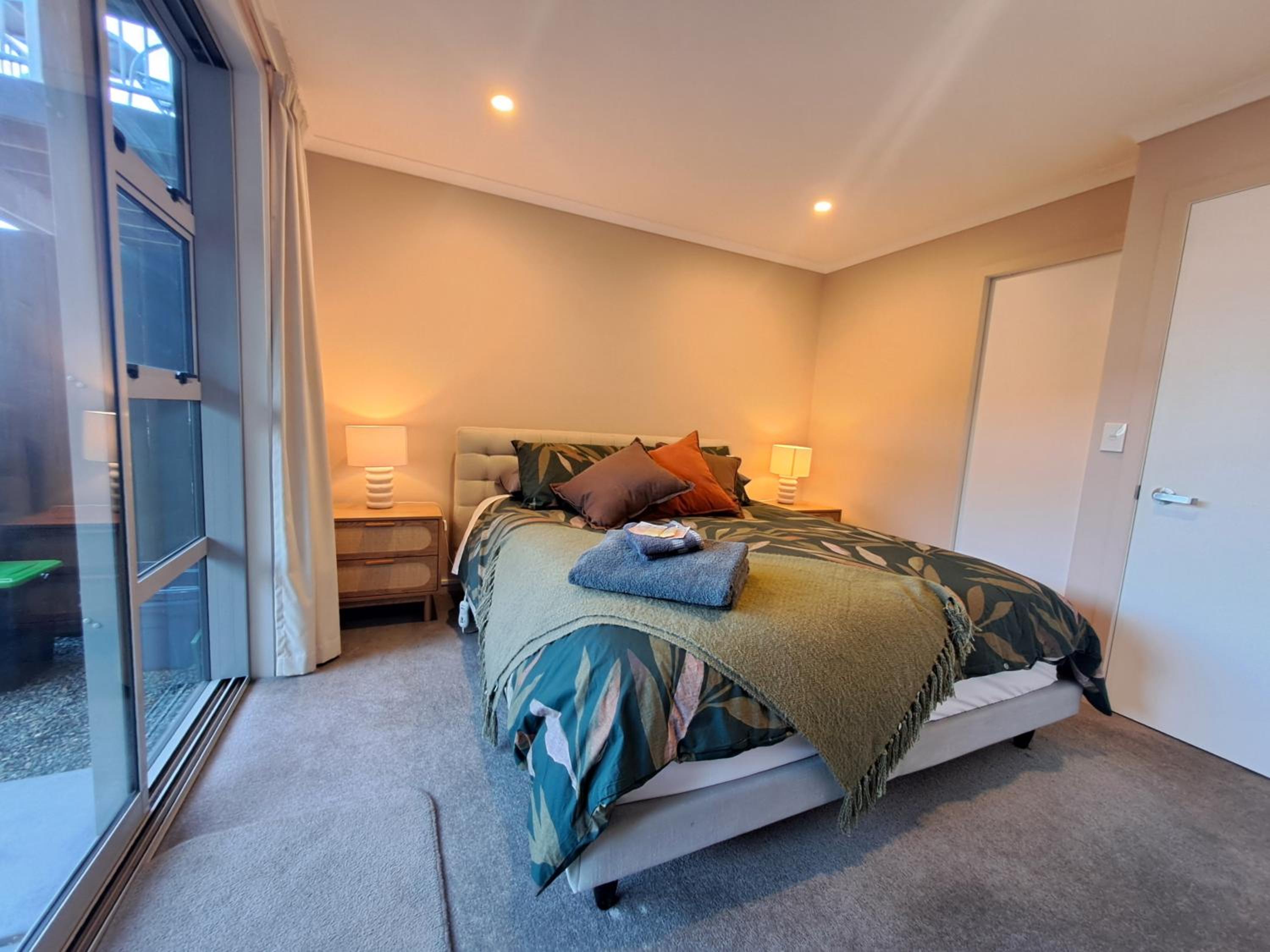 Stylish City Pad Luxe, Comfy, Central view 3