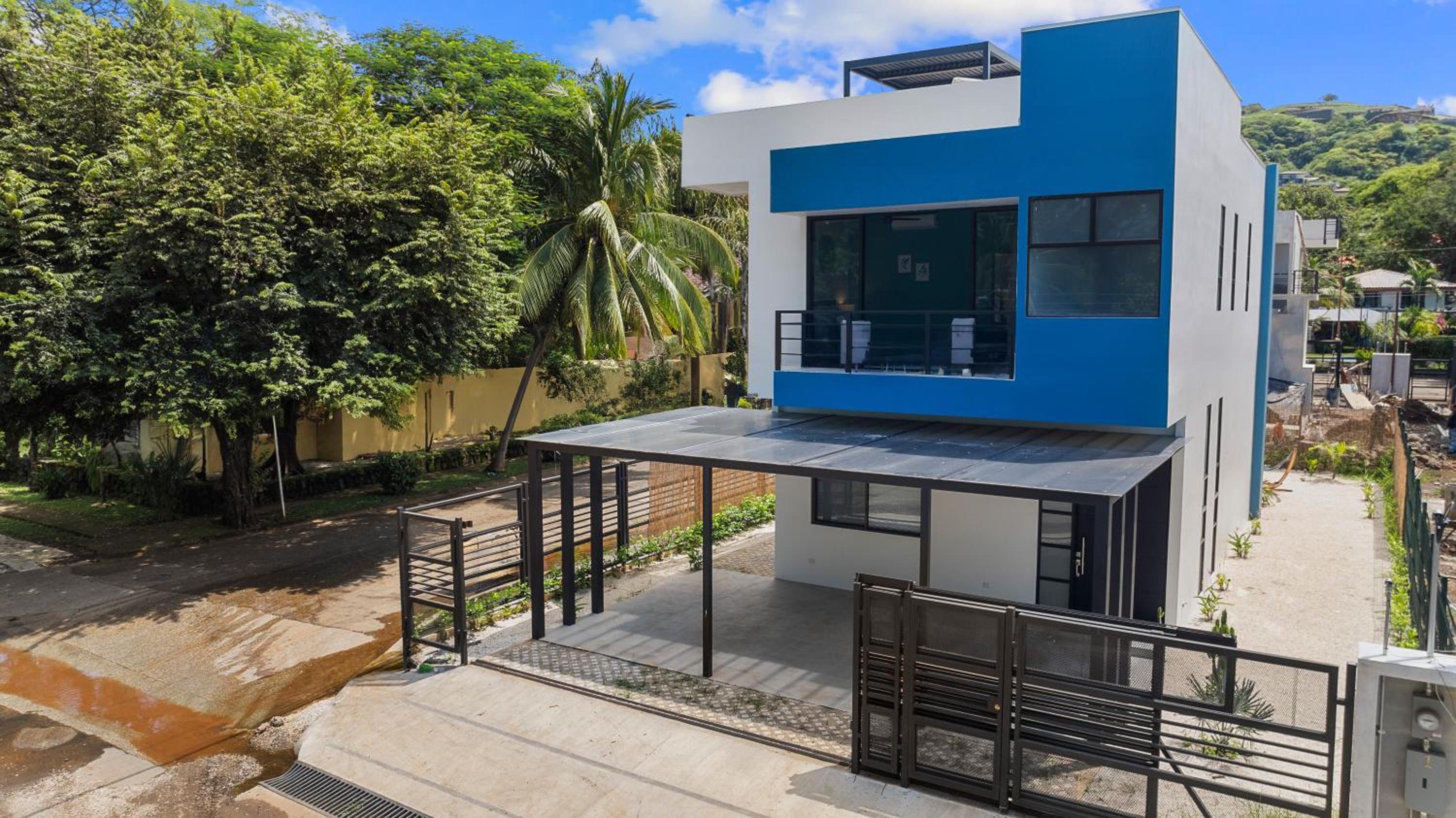 Three Bedroom Paradise Villa Across The Beach