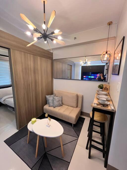 BALAY MULANO at FAME RESIDENCES MANDALUYONG CITY l with balcony pool view l 200mbps wifi view 4