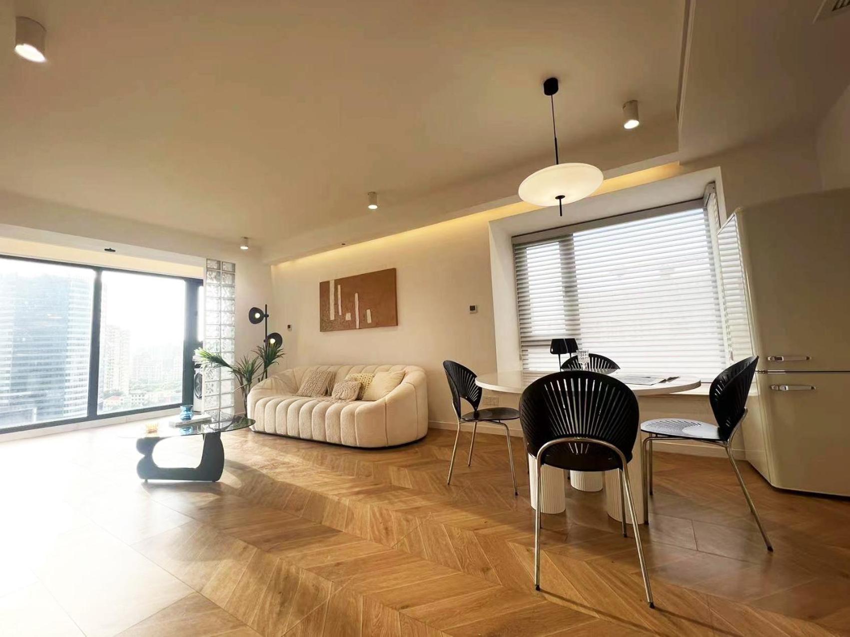 Molly House- Near Nanjing East Road,2-Bedrooms with Elevator, 2 bathrooms,1 bathtub , Near the subway