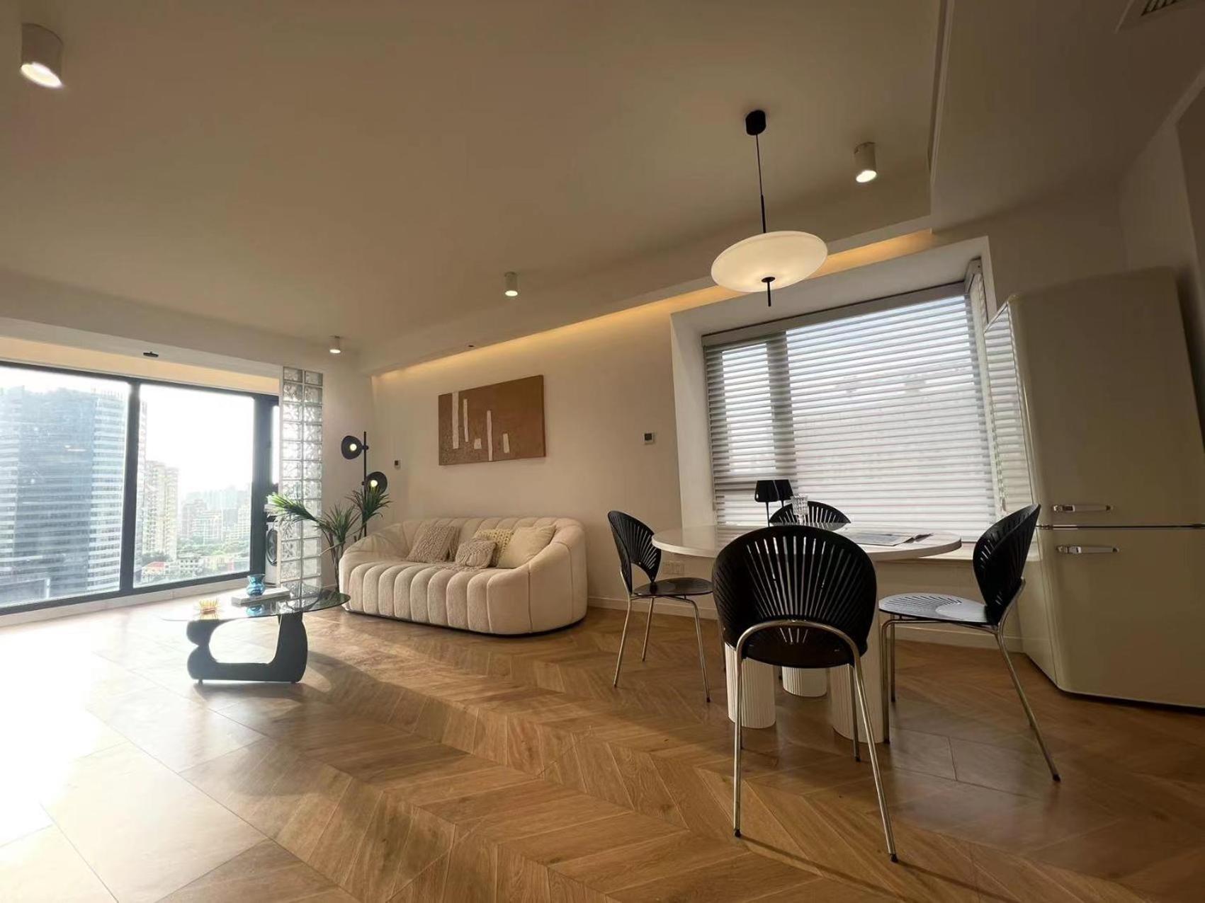 Molly House- Near Nanjing East Road,2-Bedrooms with Elevator, 2 bathrooms,1 bathtub , Near the subway