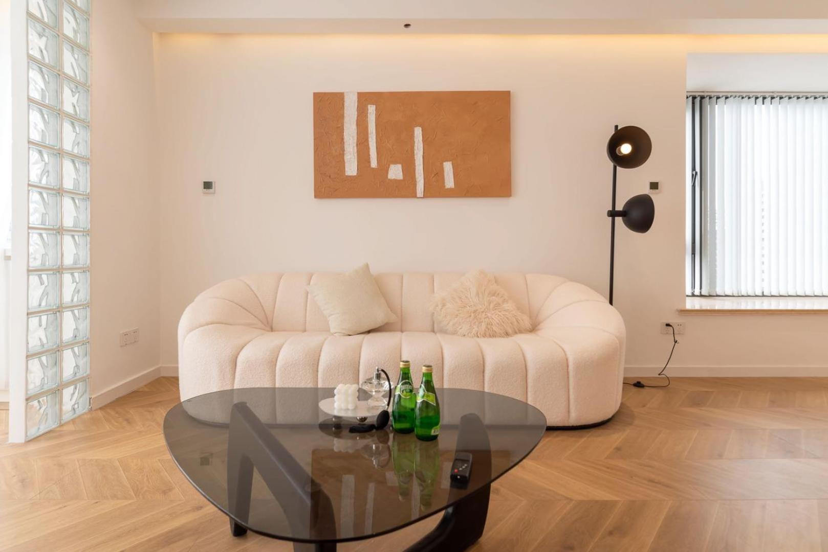 Molly House- Near Nanjing East Road,2-Bedrooms with Elevator, 2 bathrooms,1 bathtub , Near the subway