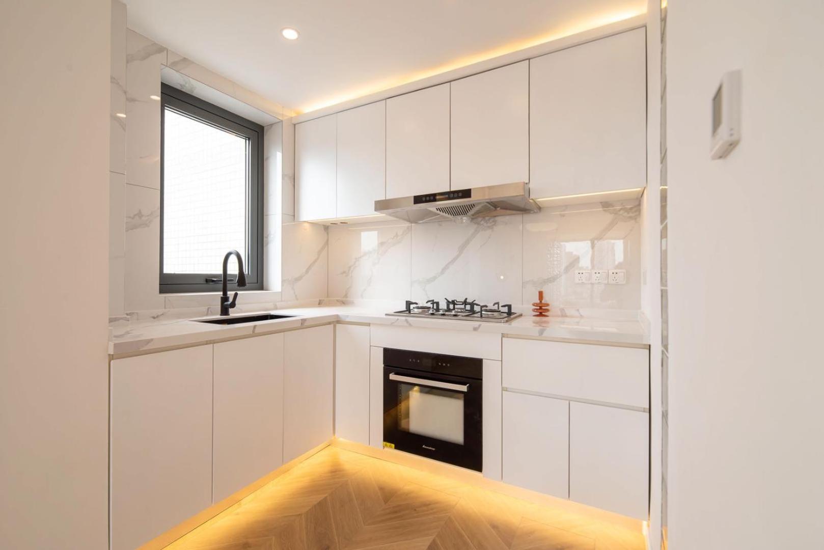 Molly House- Near Nanjing East Road,2-Bedrooms with Elevator, 2 bathrooms,1 bathtub , Near the subway
