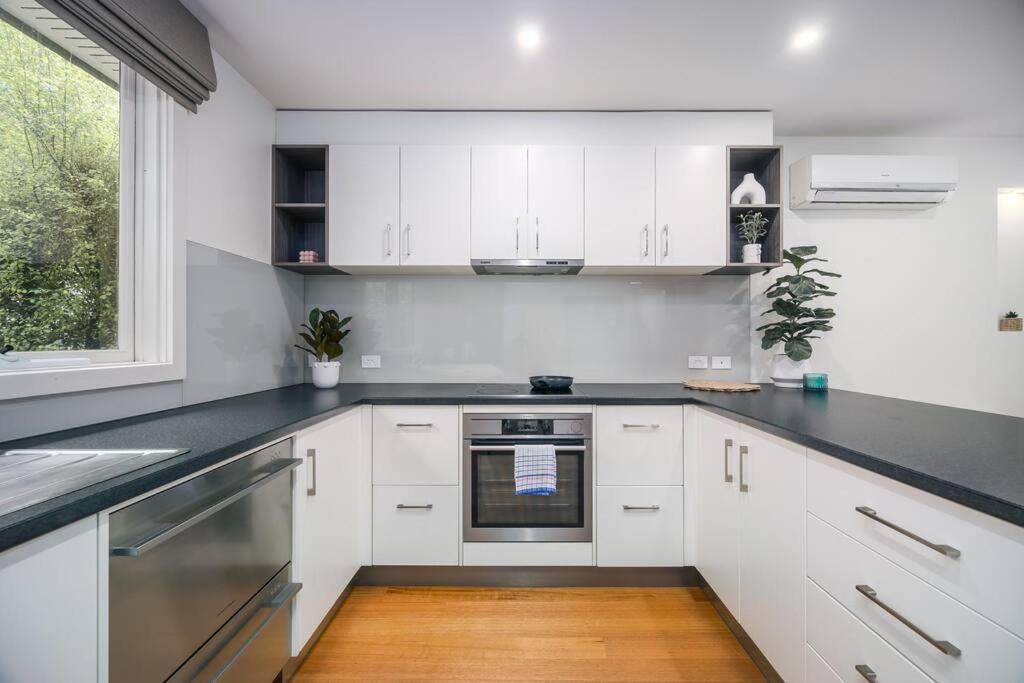 Modern 2 BRM Cottage at Eastland Ringwood