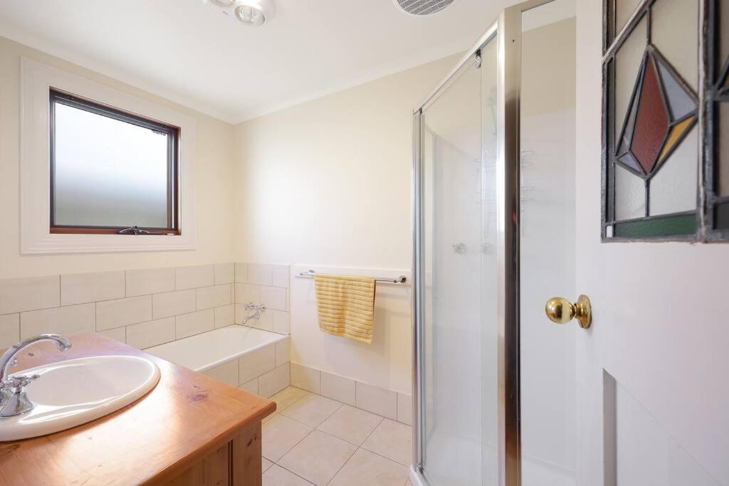 Spacious four bedroom central house sleeps 8