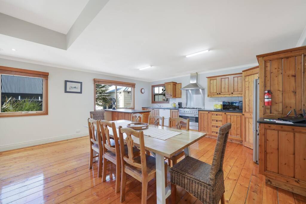 Spacious four bedroom central house sleeps 8