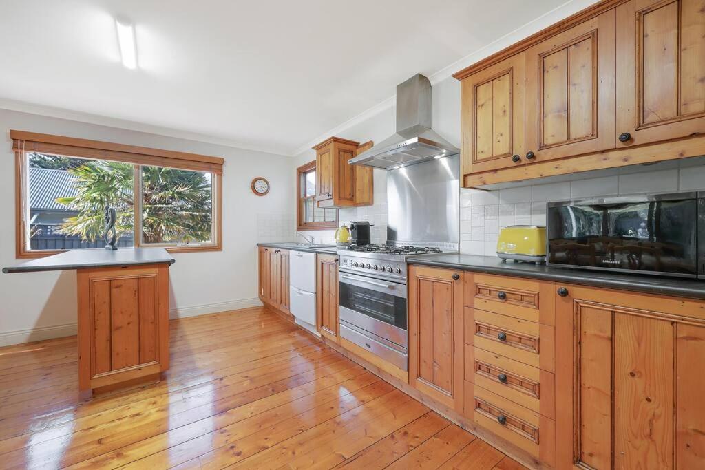 Spacious four bedroom central house sleeps 8