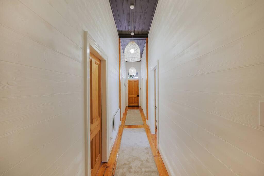 Spacious four bedroom central house sleeps 8