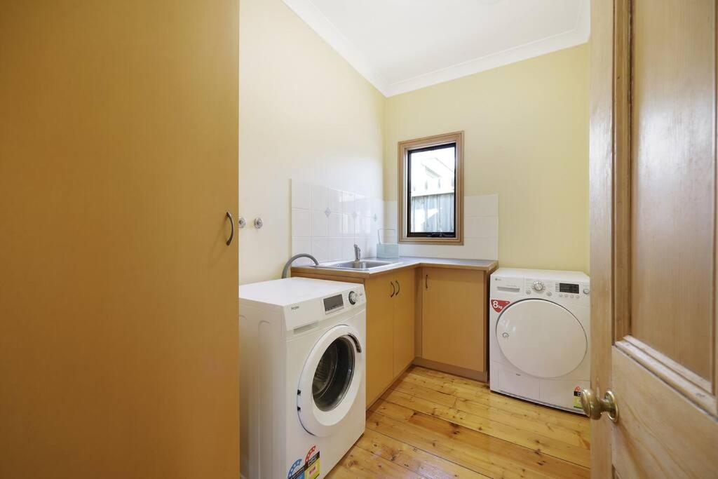 Spacious four bedroom central house sleeps 8