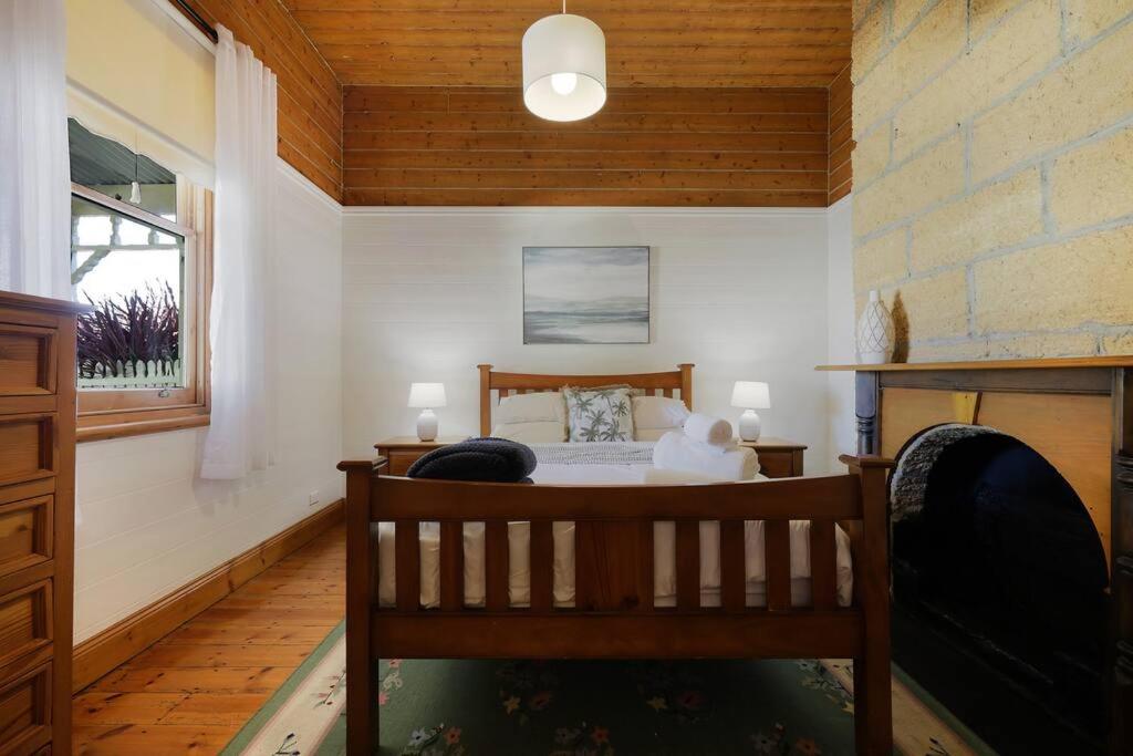 Spacious four bedroom central house sleeps 8
