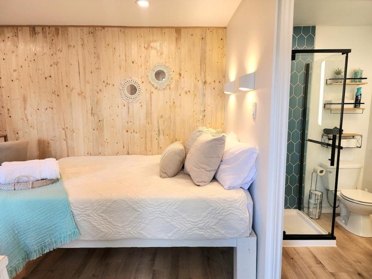Boho Chic Tiny House - Hot Tub EV Chrger & Parking