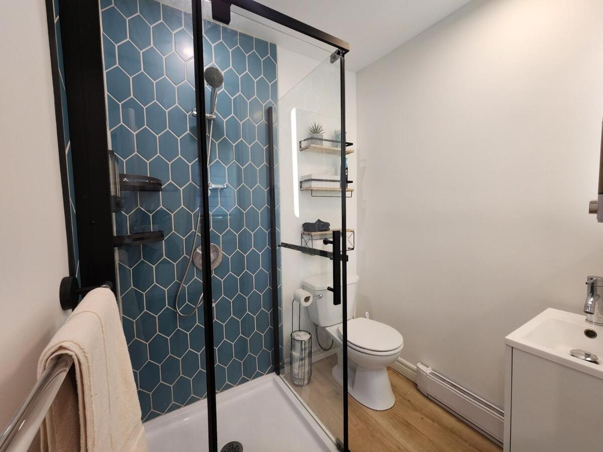 Boho Chic Tiny House - Hot Tub EV Chrger & Parking