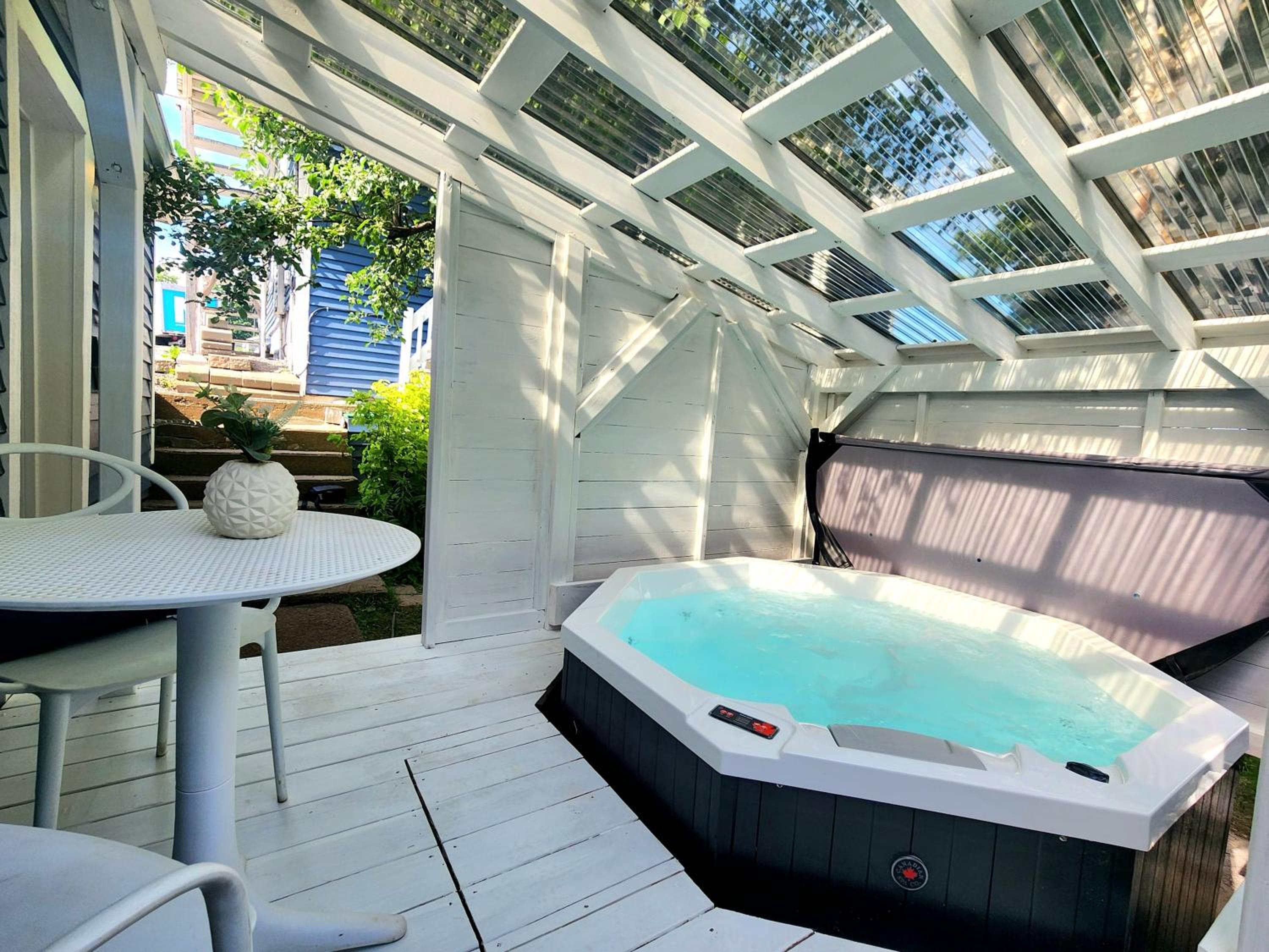 Boho Chic Tiny House - Hot Tub EV Chrger & Parking