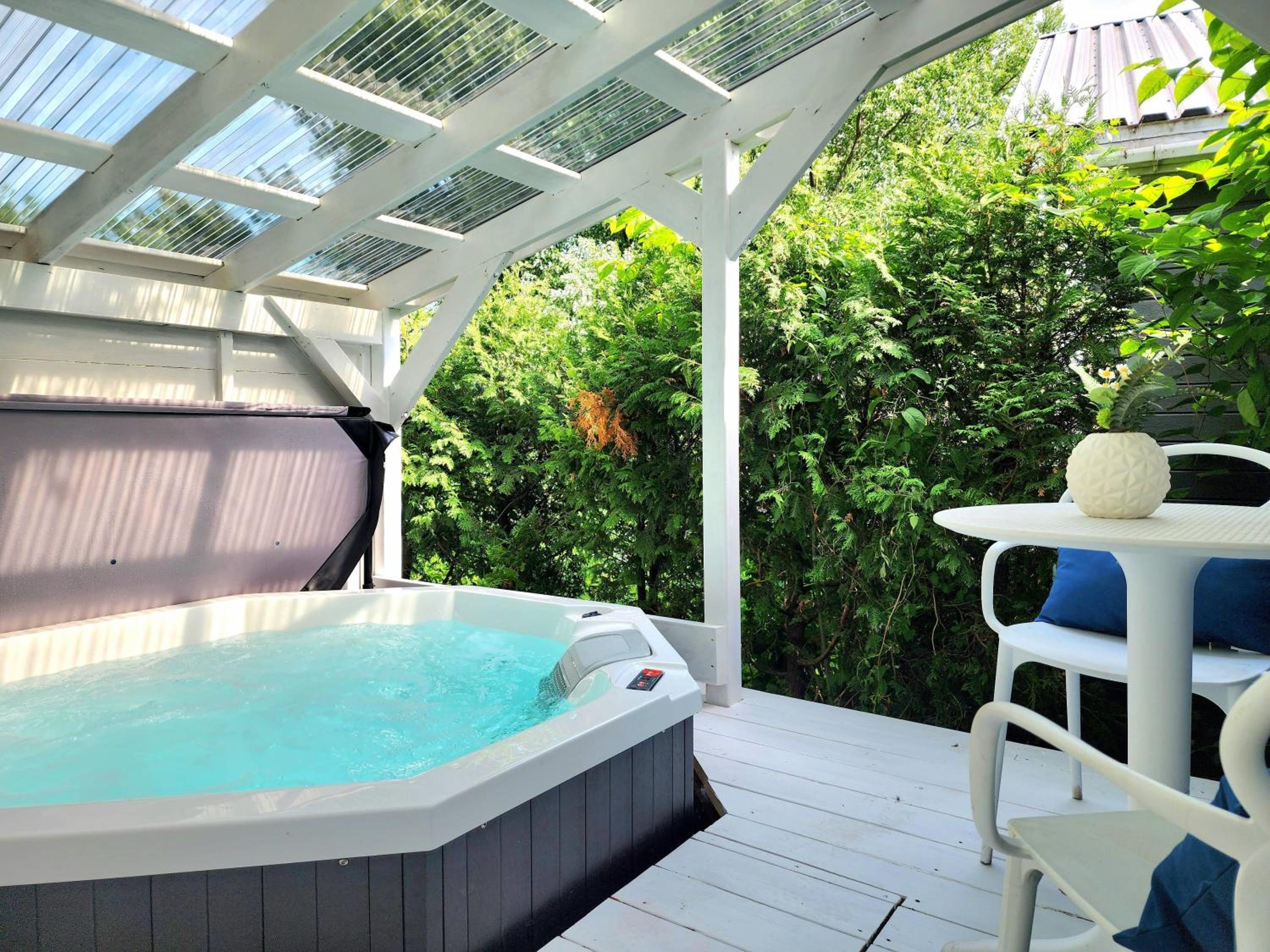 Boho Chic Tiny House - Hot Tub EV Chrger & Parking