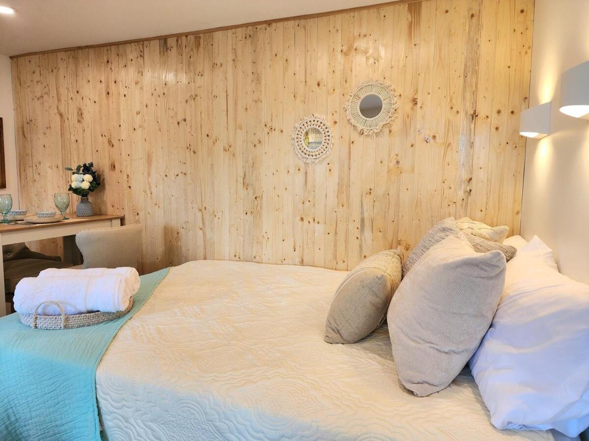 Boho Chic Tiny House - Hot Tub EV Chrger & Parking