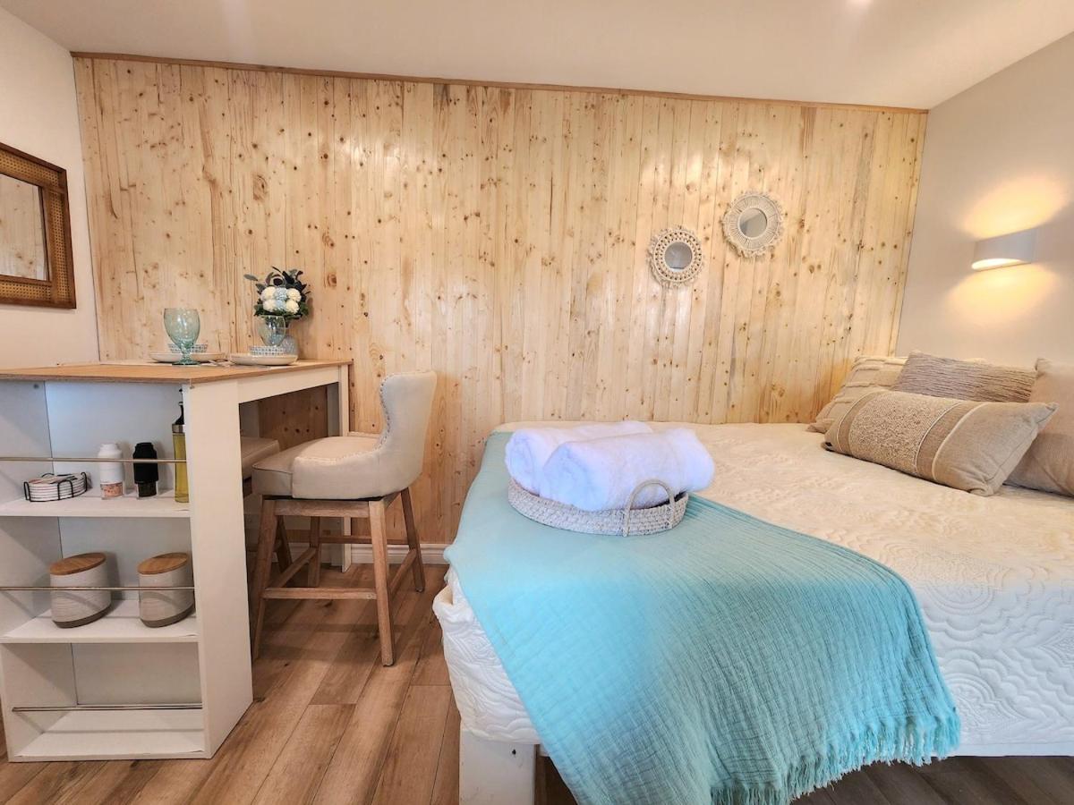 Boho Chic Tiny House - Hot Tub EV Chrger & Parking