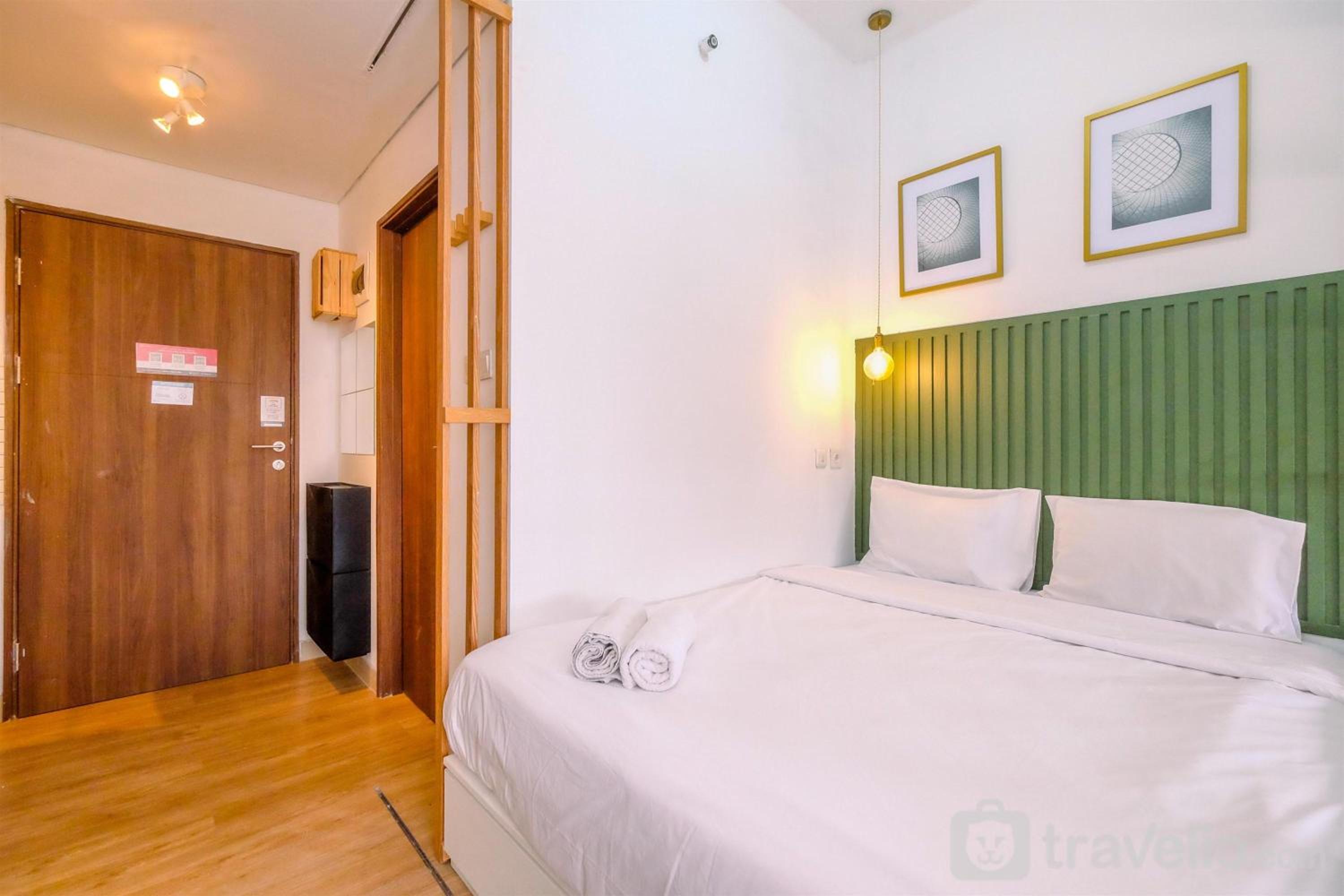 Cozy Living Studio Room Royal Sentul Park Apartment By Travelio