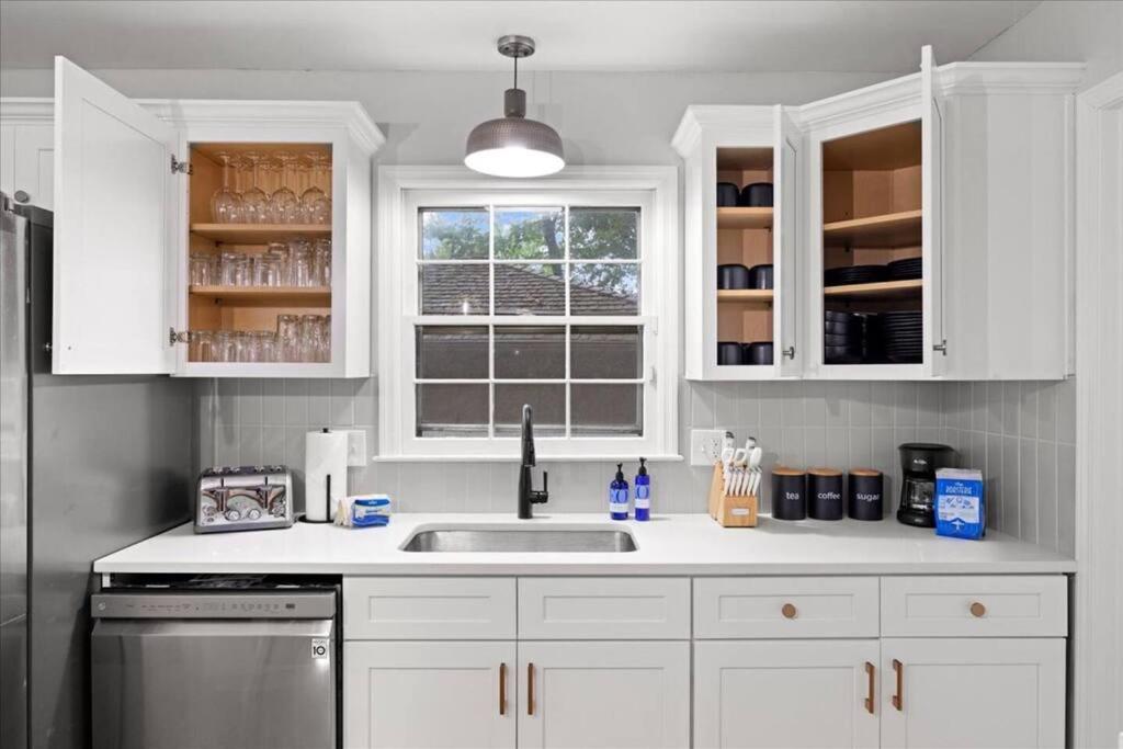 Light Bright OP Remodeled Home 4BD 2BTH - Property Image 34