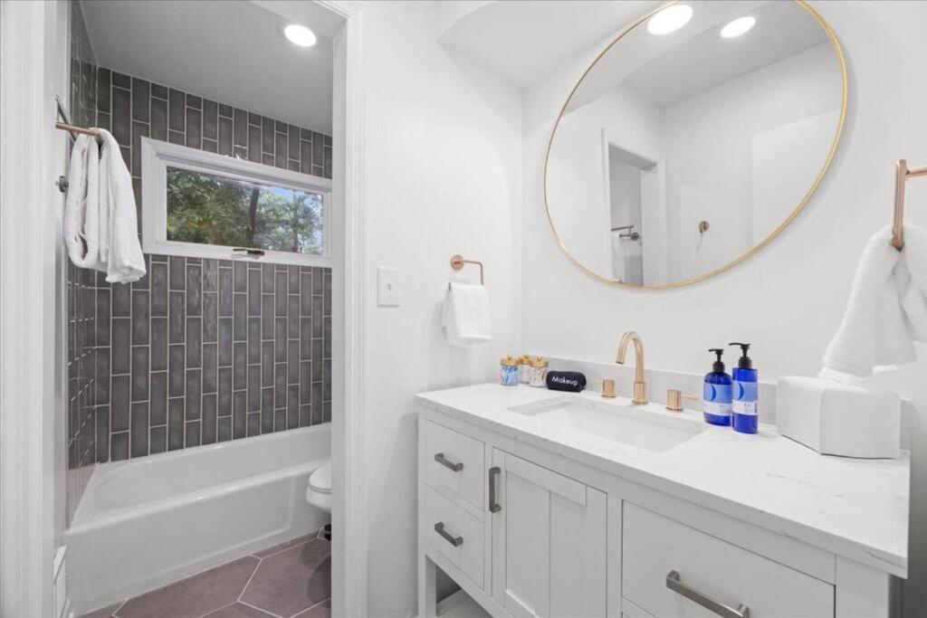 Light Bright OP Remodeled Home 4BD 2BTH - Property Image 28