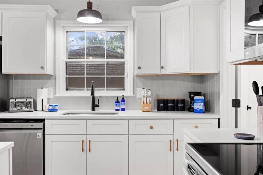 Light Bright OP Remodeled Home 4BD 2BTH - Property Image 4