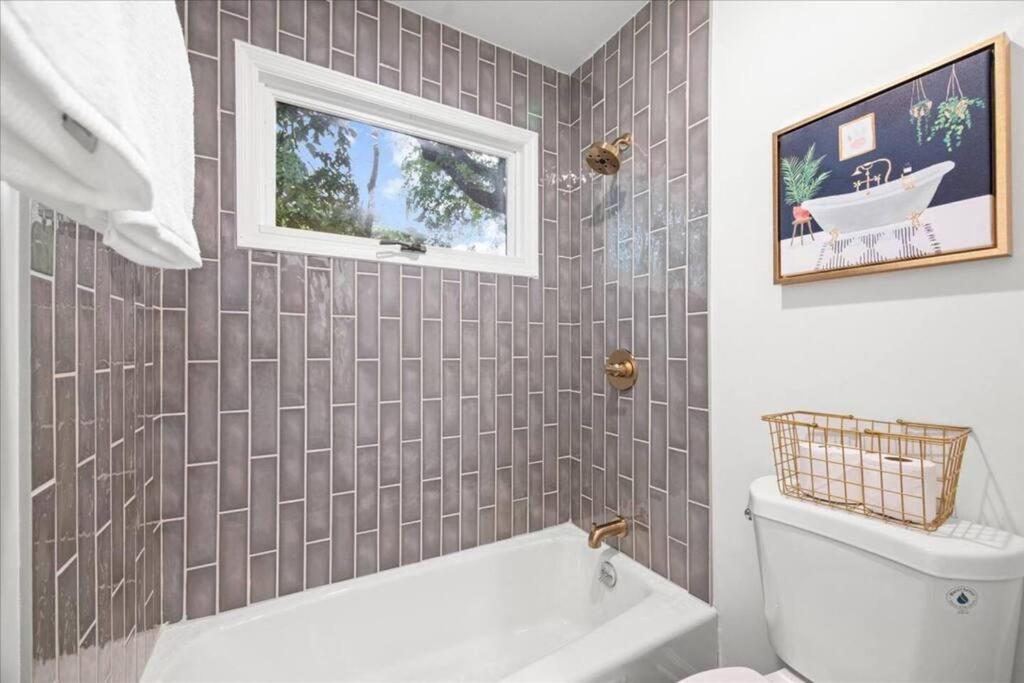 Light Bright OP Remodeled Home 4BD 2BTH - Property Image 5