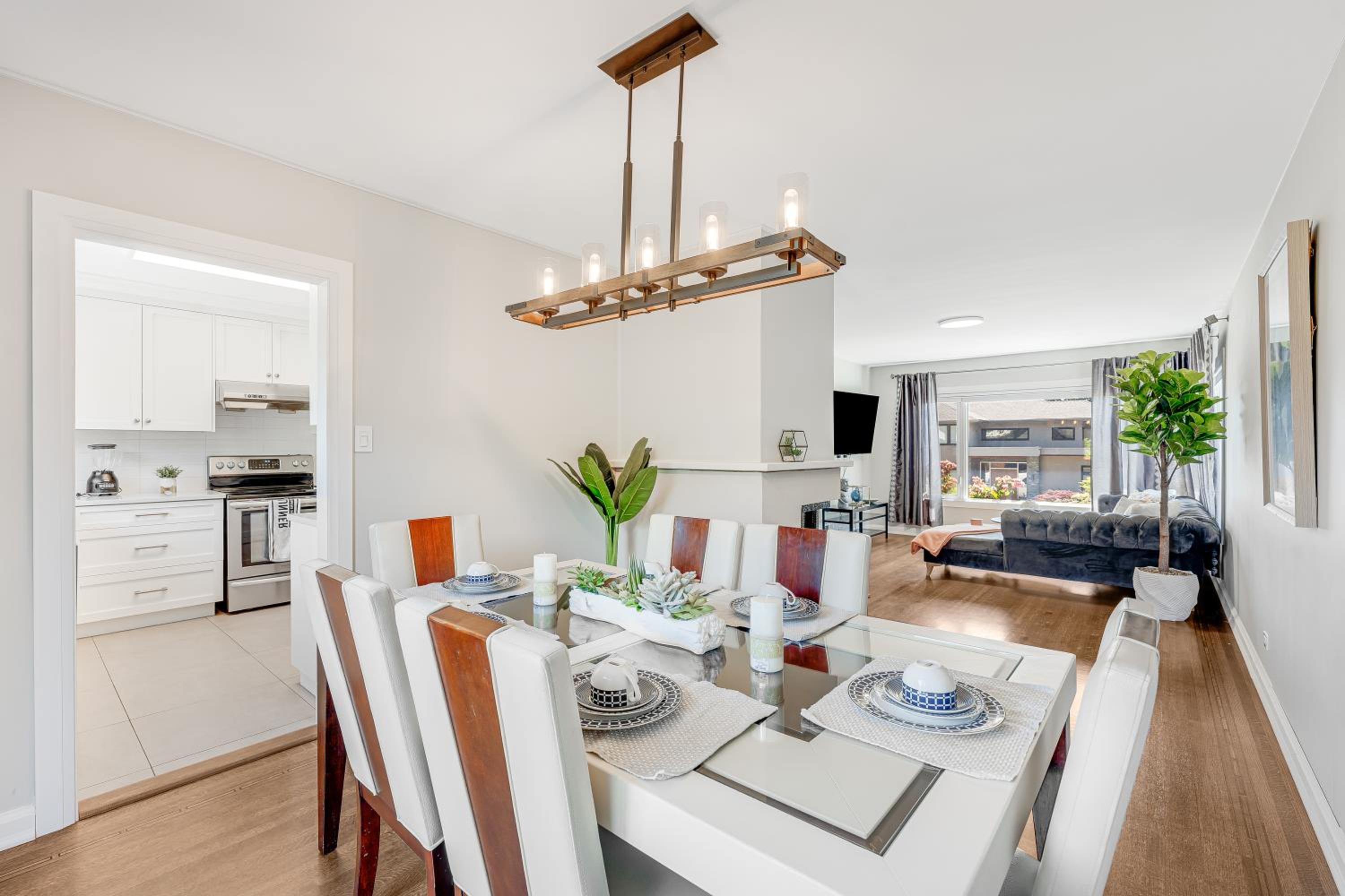 Chic 5BR North Vancouver Retreat Ideal for Groups