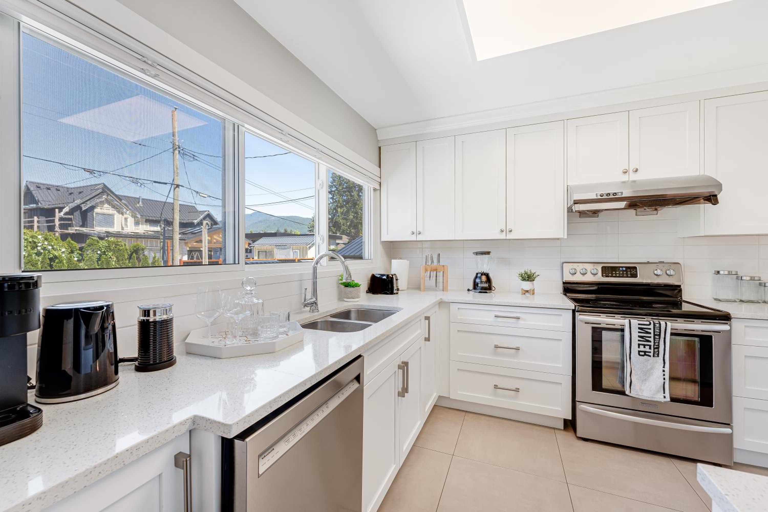 Chic 5BR North Vancouver Retreat Ideal for Groups