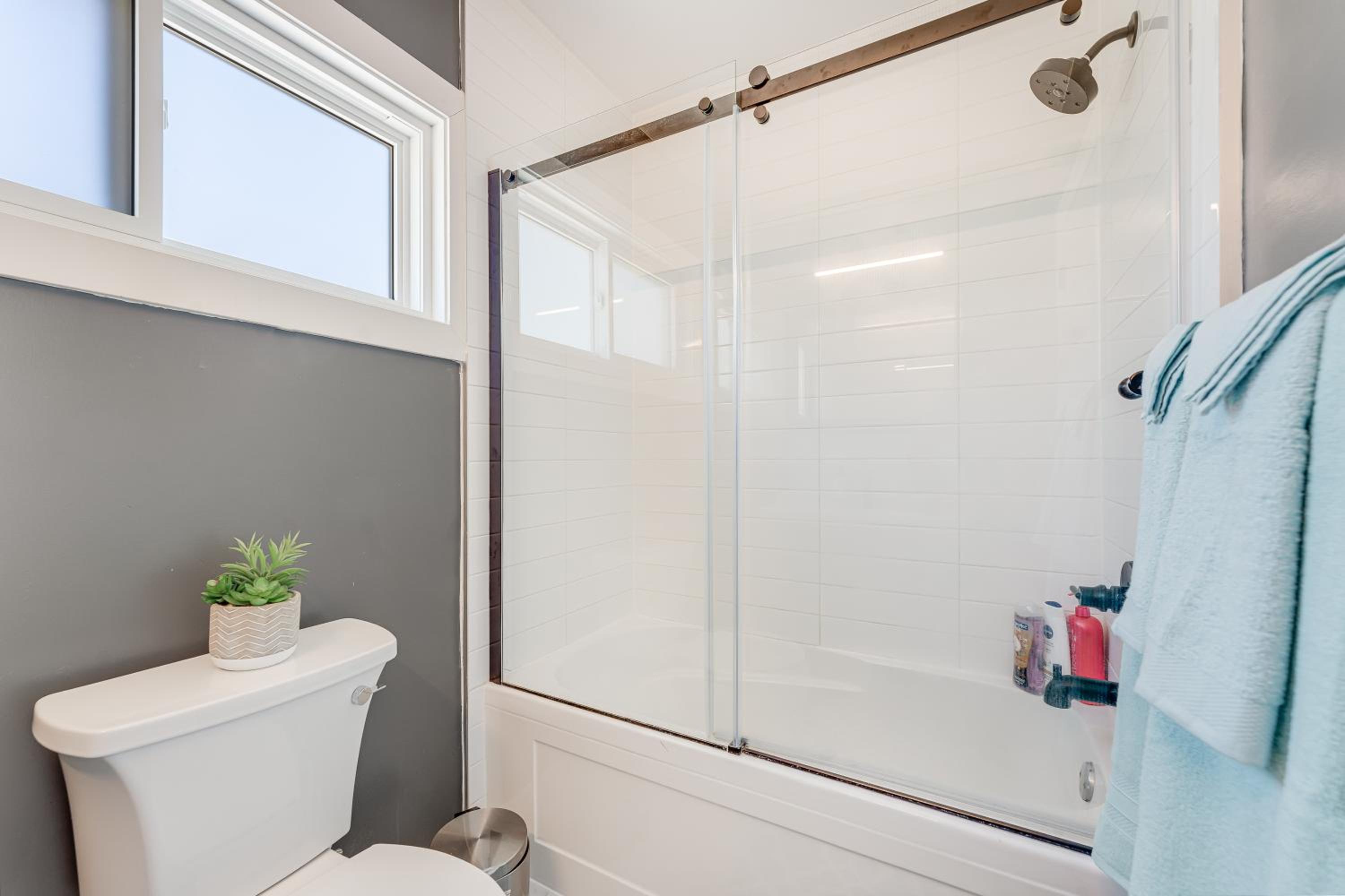 Chic 5BR North Vancouver Retreat Ideal for Groups