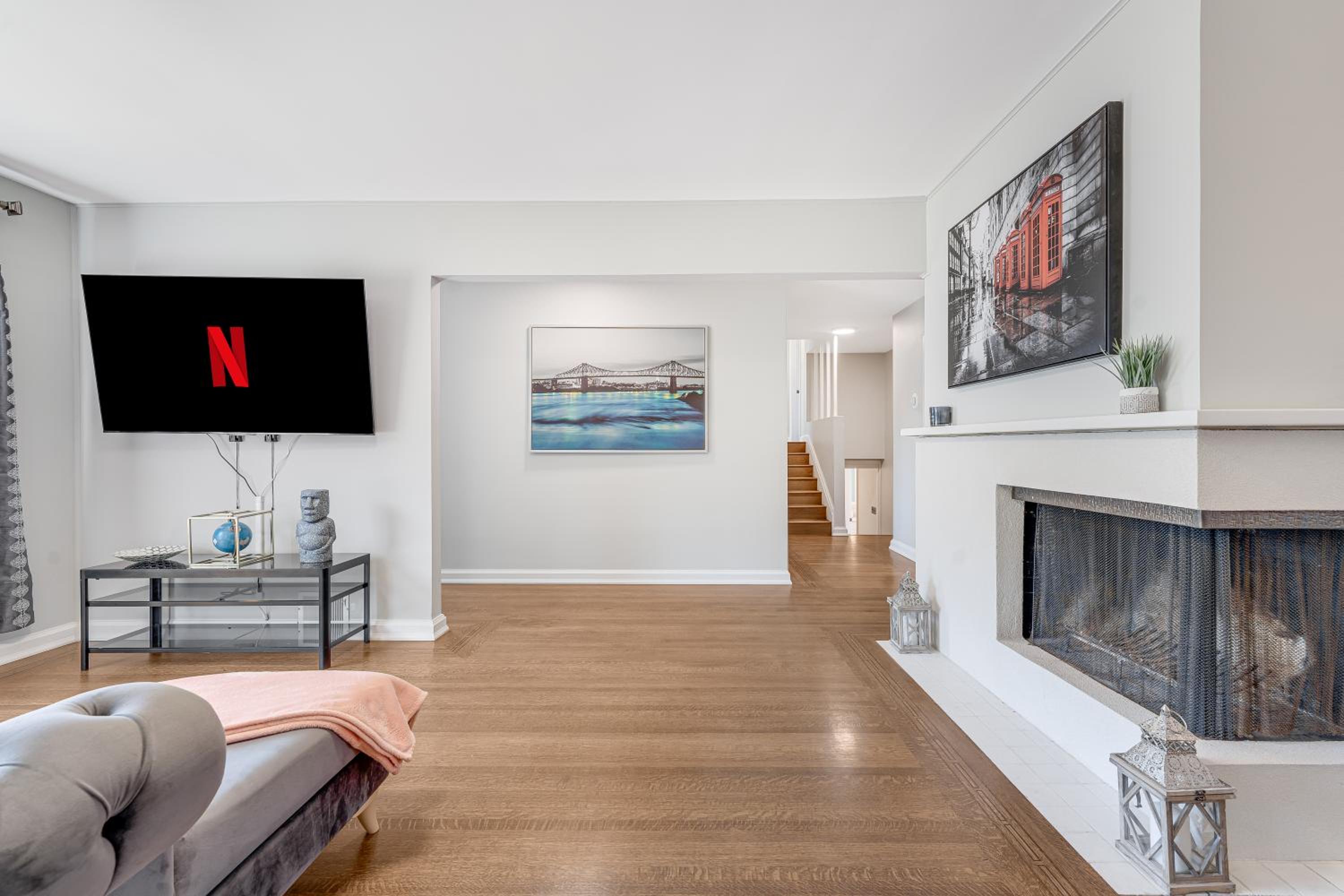 Chic 5BR North Vancouver Retreat Ideal for Groups