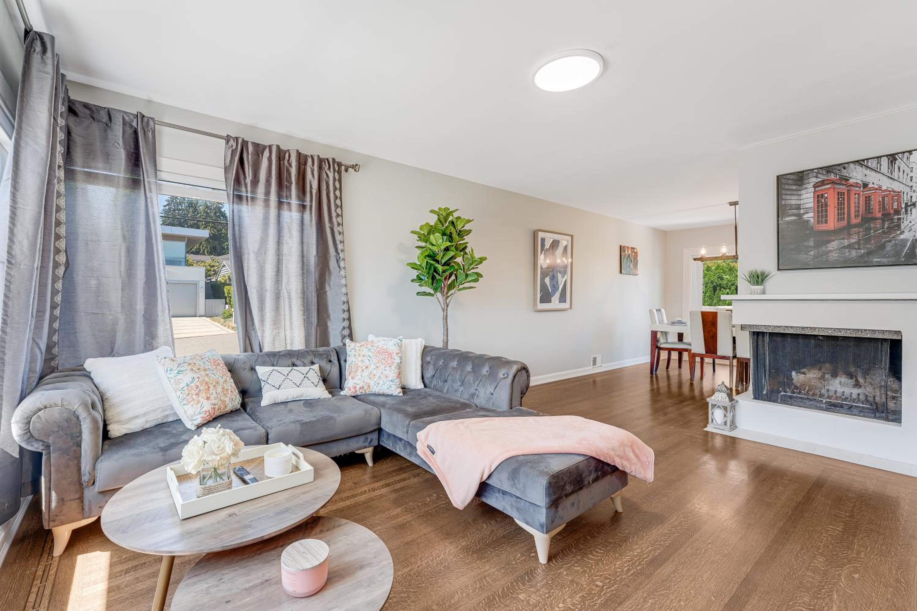 Chic 5BR North Vancouver Retreat Ideal for Groups
