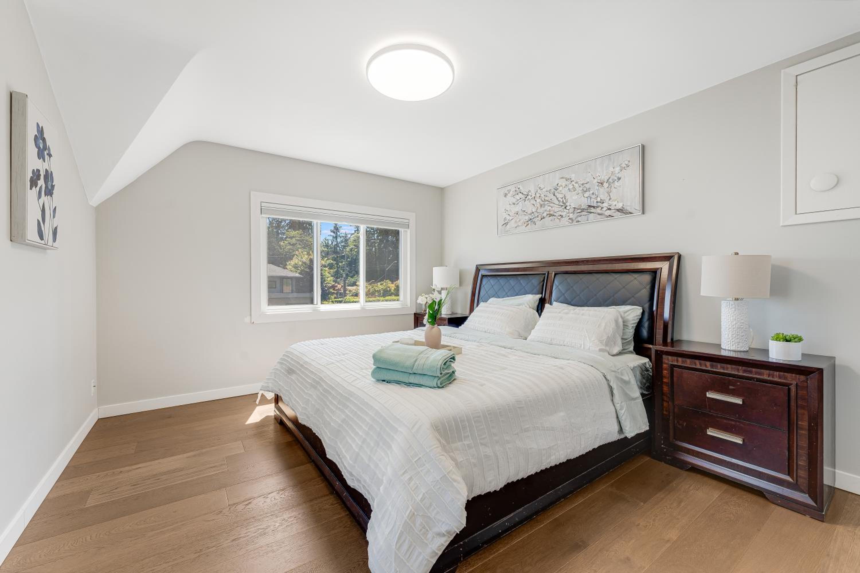 Chic 5BR North Vancouver Retreat Ideal for Groups