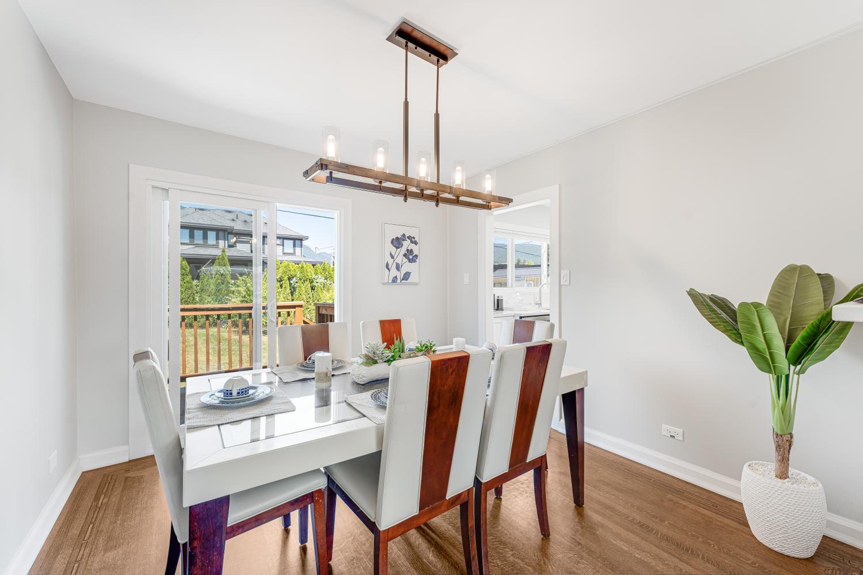 Chic 5BR North Vancouver Retreat Ideal for Groups